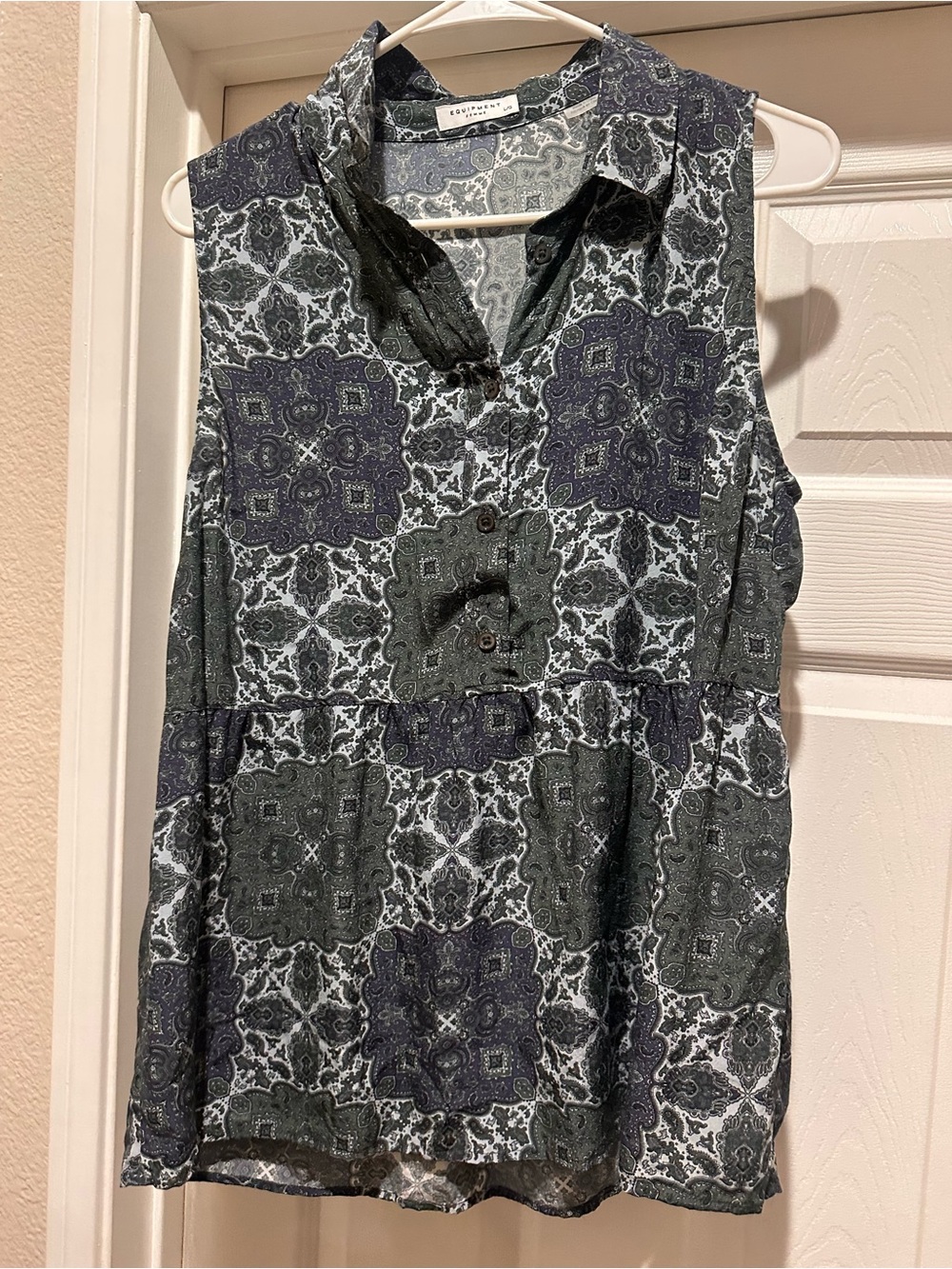 Equipment femme blouse Sleeveless Printed V-Neck Top - Olive & Navy